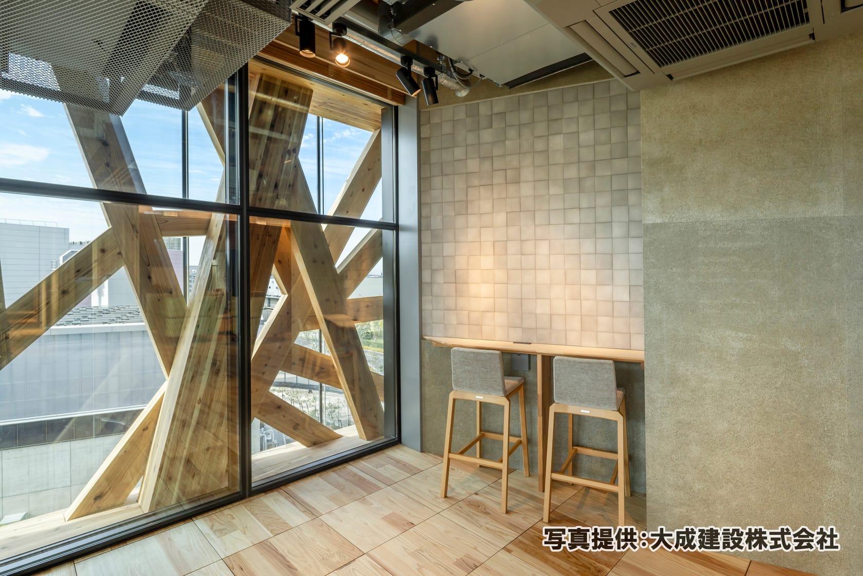 大成建設ゼロカーボンビルの執務空間。木造の架構に面した壁に Terrafuoco-109square（特注色）を施工。写真提供：大成建設株式会社。